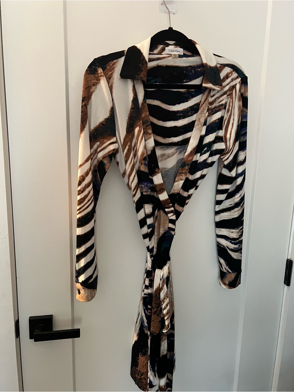 ✅1Hr Sale❤️Calvin Klein Cream, Brown & Black Zebra-Print Long Sleeve Wrap Dress - Picture 3 of 5
